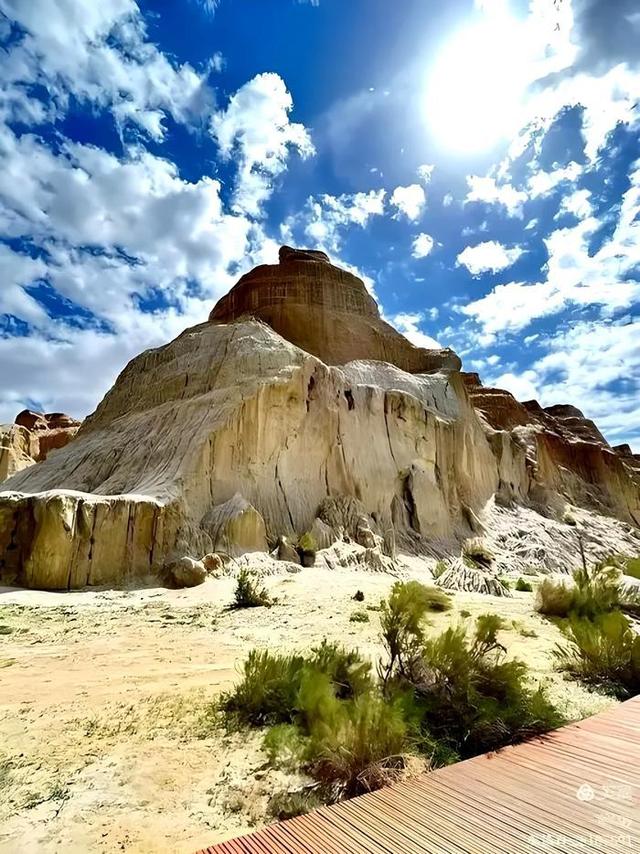 游新疆乌伦古湖海上魔鬼城