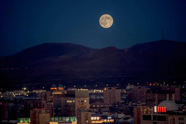 🤩哇~好大的月亮🤩