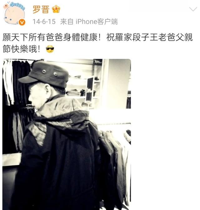 葬礼结束后	，唐嫣放缓脚步等罗晋一起就餐，胳膊上还戴着孝