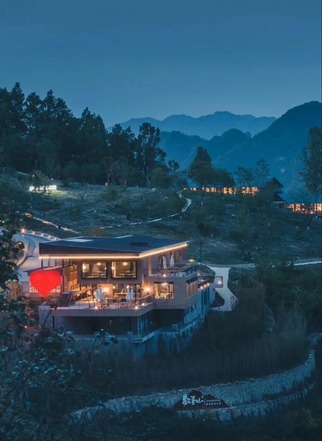 推窗见山，住进风景里，六家秋日必睡美宿