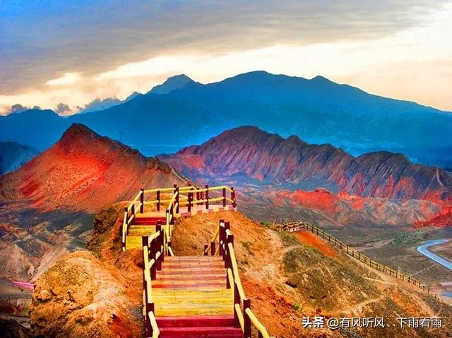 甘肃张掖：七彩丹霞迎客来