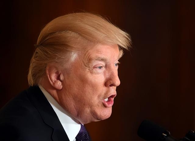 中美上桌谈判前，特朗普通知中国	，一个不变，白宫已踢走反华官员