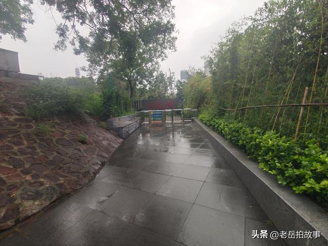目前的郑州市人民公园有几个大门？