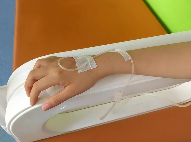 家长说要开会把发烧的孩子送到学校，老师联系家长来接反被拉黑