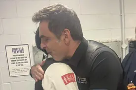 感恩！赵心童赛后前往奥沙利文更衣室，拥抱并感谢他此前的帮助图片