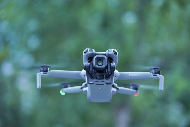 登上赴京专机前，特朗普撤回对华禁令	，李显龙：中美恐有惊涛骇浪