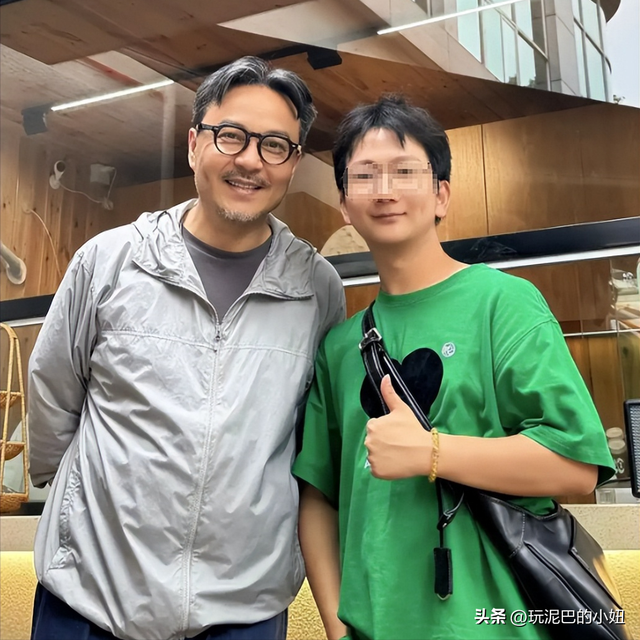 51岁汪涵现状:常年居住在长沙,穿人字拖嚼槟榔,大烟斗不离身