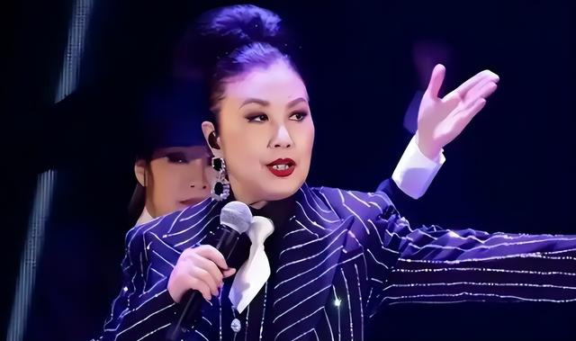 78岁连路都走不稳还开演唱会，全网骂声一片，她却扬言回馈粉丝