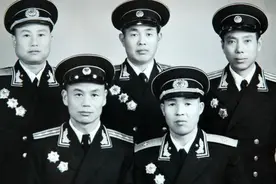 五五年授予少将798位，其中125人为正师级，授衔后全部调为准军级图片