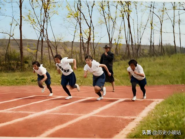 民国老照片：戴笠与儿子、弟弟合影；航拍下的北京；青年毛泽东