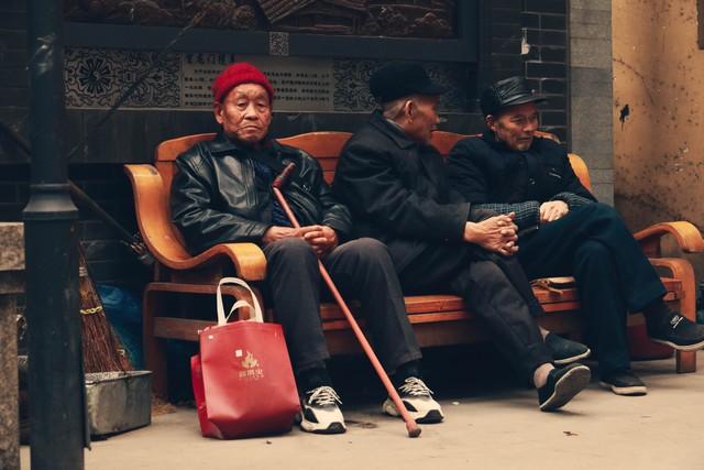 94年暴雨夜，我在山神庙躲雨，一个浑身湿透的女人也跑了进来