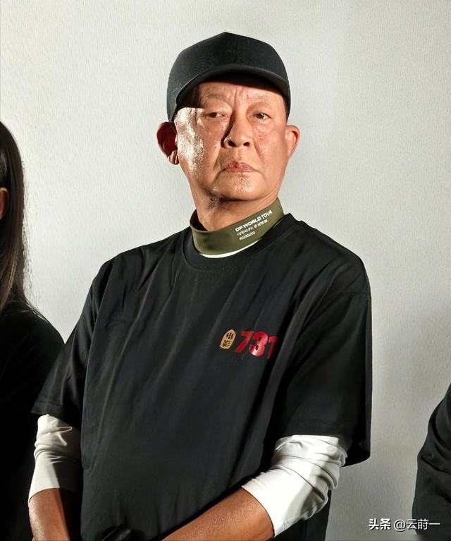 59岁王志文新照流出，肚腩突出耳朵异常，网友猜测患有心脏类疾病