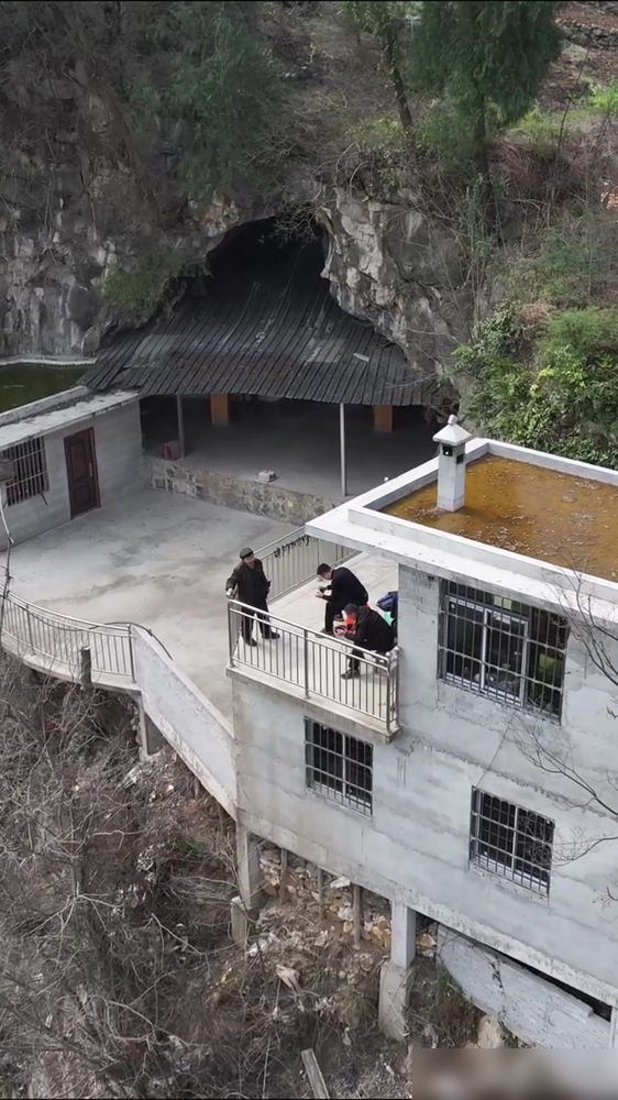 重庆大山一座“悬景房”，与河谷落差300余米，让你住，你愿意吗