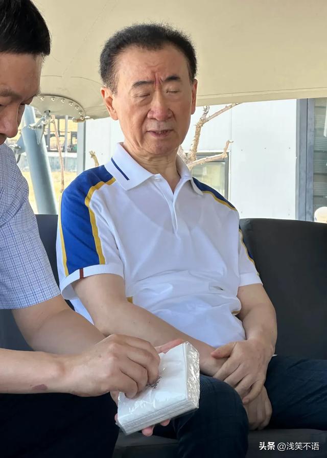 王健林新疆现身，瘦得不成样子，年过七十依旧拼命工作！