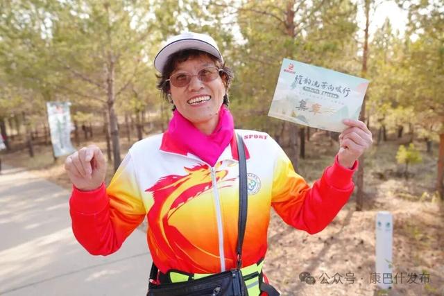 重阳登高暖意浓 银龄健步承古风