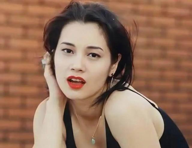 她，认干爹，拍风月片，被导演霸王硬上弓，靠山去世后沦为清洁工