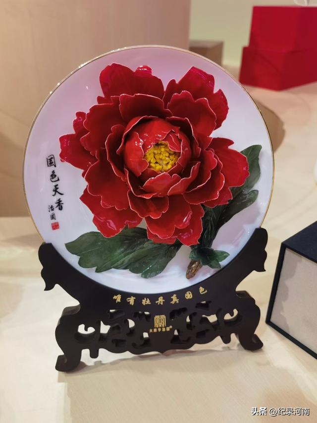 第十二届中原文博会在鹤壁鹿台阁举办，产品丰富多彩，人潮如织