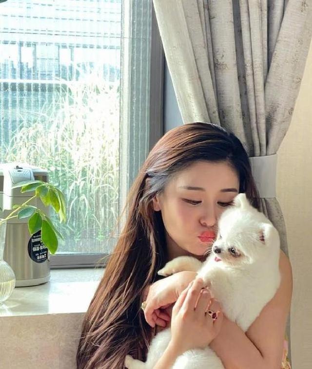 四十岁的李小萌身材火辣，印花裙遮不住曲线	，难怪直男为之倾倒