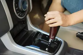 停车时，先拉手刹还是先挂P档？看看老司机的血泪史你就知道了图片