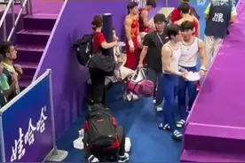 亚运会比赛频频失误 却保持微笑 情绪稳定 韩国体操运动员“火罐哥”火了 观众用仅有的韩语和他搭讪图片