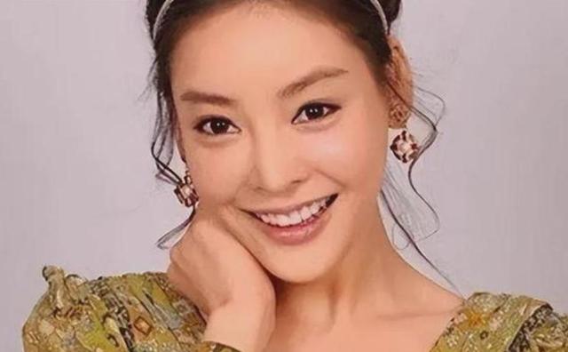 陪睡30多位高层，父亲忌日当天还要陪客，韩国财阀下的女星有多惨