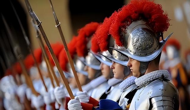 历史竟开了个玩笑：先倒下的不是乌克兰	，而是百年中立的瑞士？