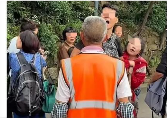 1600公里来骂人？黔灵山驱猴大爷遭游客怒怼，景区回应引爆网络！