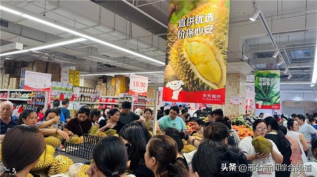宿迁市民冒雨涌入京东折扣超市 9.9元鲜鸡蛋“坐地等补货”