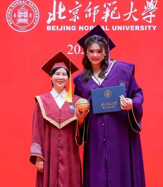 刘禹彤北京师范大学毕业照令人羡慕！不仅可爱还很能打！