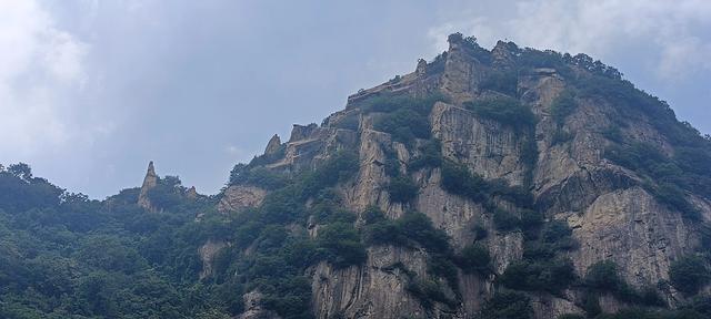 湖光山色，碧波微澜下的翠华山山崩奇观