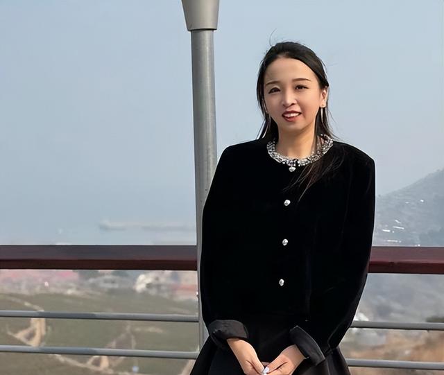 保时捷女销冠后续，1年前生活照朋友圈被扒，家境丈夫职业被曝光