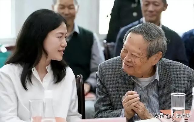 杨振宁去世后，翁帆再发文，49岁无子女的她，早已被安排好了退路