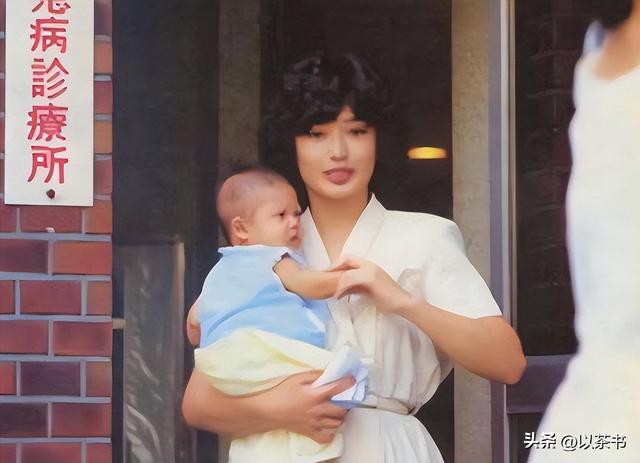 73岁三浦友和现状：不靠儿孙不住豪宅，只想和山口百惠安静老去
