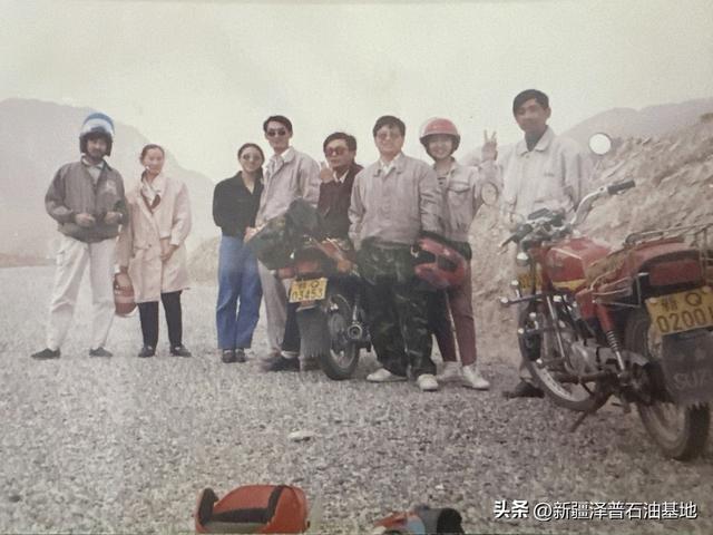 九十年代泽普石油基地青年户外游玩。
