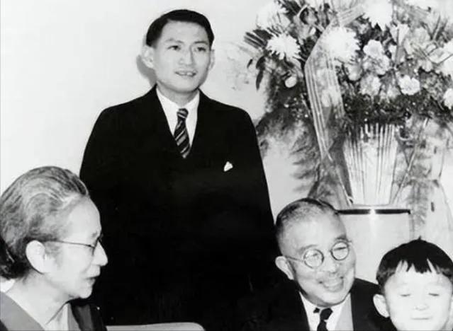 他不忍杀日本女俘，带她隐居农村，34年后才得知:妻子身份不简单