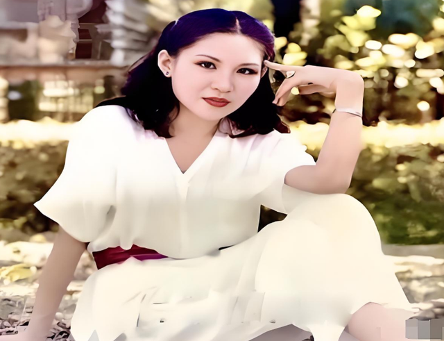 富婆女星花3000万“泡”2个鲜肉男星，被狂骂到退圈！
