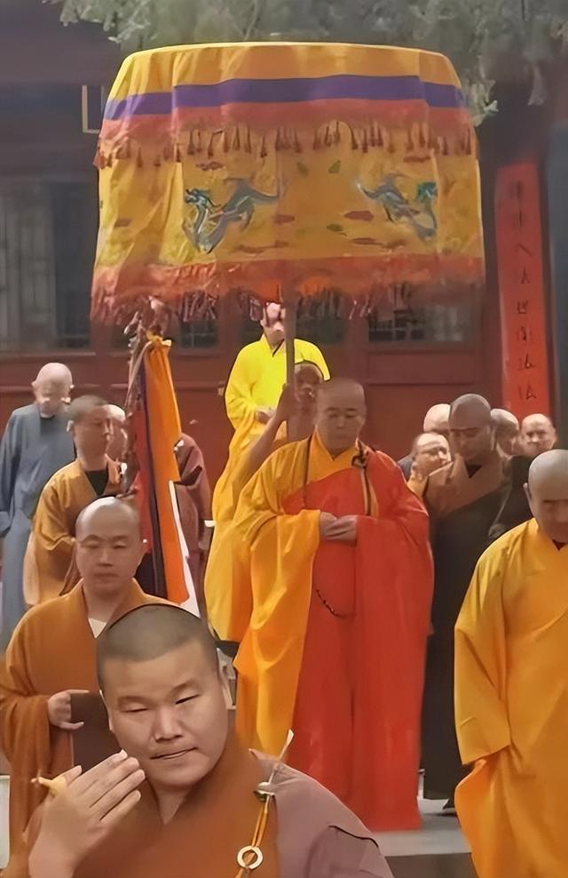 释永信与师姐释永梅合影曝光！22年前，她胸前挂着当时最时尚手机