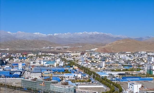终于让印度怕了！中国斥资千亿，在5400米海拔建成一座现代化小城