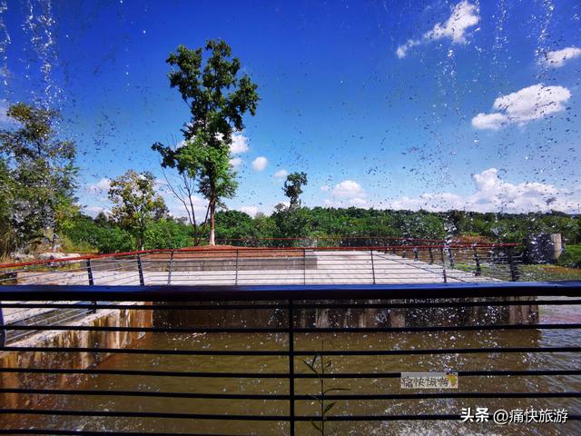 这座自贡宝藏公园不仅有水上玻璃栈道，更有“水帘长廊”瀑布！