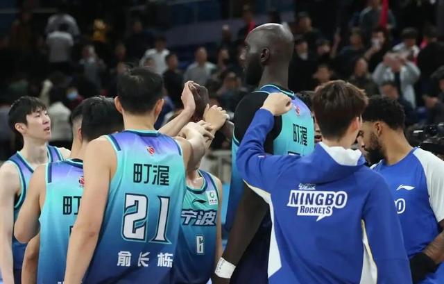 CBA排名大变！北京登顶辽粤进四强，宁波成黑马浙江三连败垫底