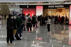 被称是LV“最便宜”单品！大热天上海这里大排长龙…图片