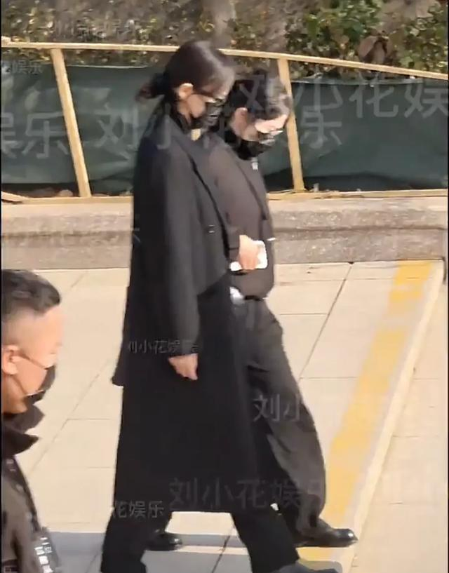 唐嫣罗晋现身！罗晋父亲葬礼现场，罗晋手持照片，唐嫣紧随其后
