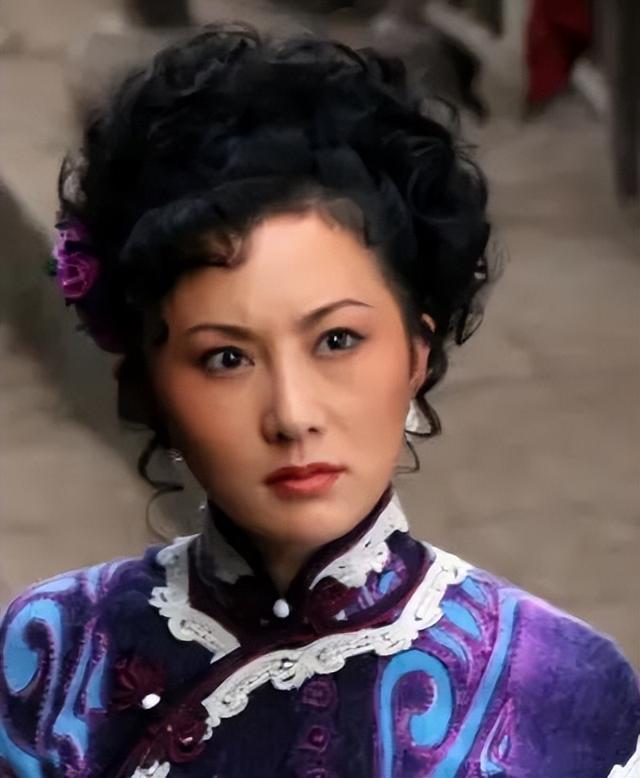 山东土皇帝韩复榘，将姨太太捉奸在床，见奸夫腰间一物，转身离去