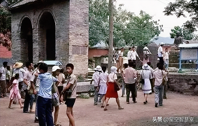 1985年少林寺，已经开始收门票，初显商业气息，美国游客拍下照片
