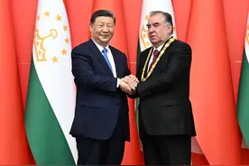 习近平向塔吉克斯坦总统拉赫蒙颁授“友谊勋章”图片