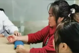 会画弧杀猪卖肉夫妻俩的精明：一个唱红脸一个唱白脸图片