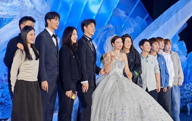 体育界的金童玉女终于结婚了，马龙缺席。樊振东、陈梦等好友到场