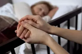 一旦家中老人出现3种征兆，可能时间就不多了，子女要多多陪伴图片