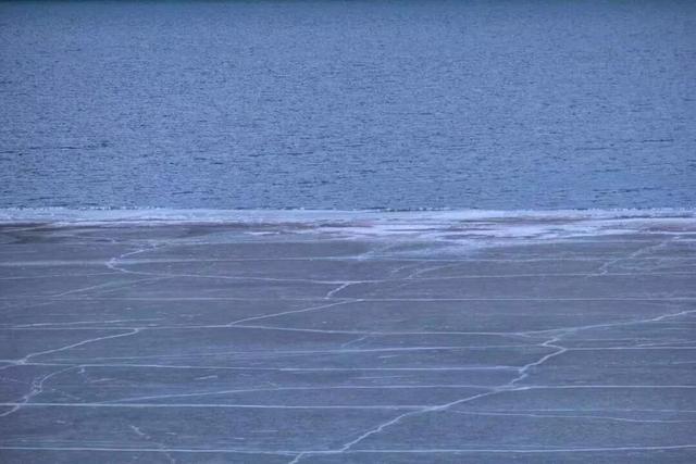 西藏冬日的冰湖仙境，堪比贝加尔湖！