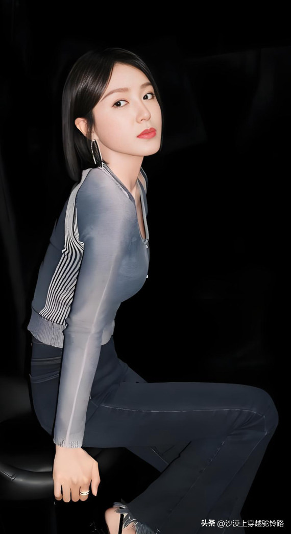 太惊艳了，街拍46岁的秦岚	，胸很大，腰很细这身材谁能顶得住！